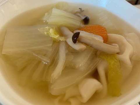 白菜としめじの水餃子スープ